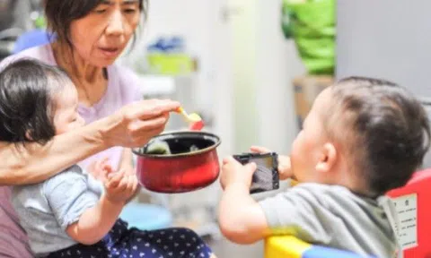Con dâu sinh đôi, trách mẹ chồng lười dồn hết cho bà ngoại, nghe cuộc nói chuyện của bố mẹ chồng tôi bật khóc