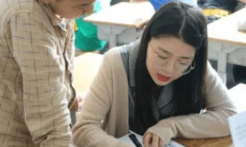 Con làm toán 10-3-2=5 bị cô giáo gạch sai, mẹ thắc mắc thì tâm phục vì lời giải