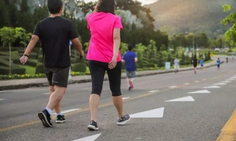 Đi bộ thể dục buổi sáng, trưa hay tối giúp giảm cân hiệu quả hơn, nhiều người đọc xong phải thay đổi thói quen
