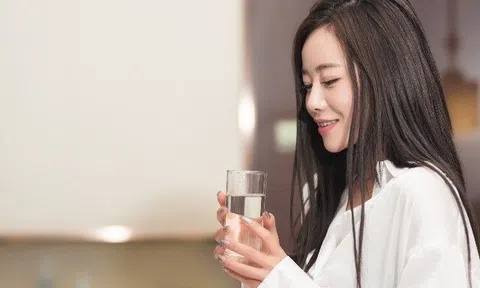 Ai cũng khuyên một ngày uống 8 cốc nước nhưng uống vào những lúc nào giải độc, giảm cân tốt nhất?
