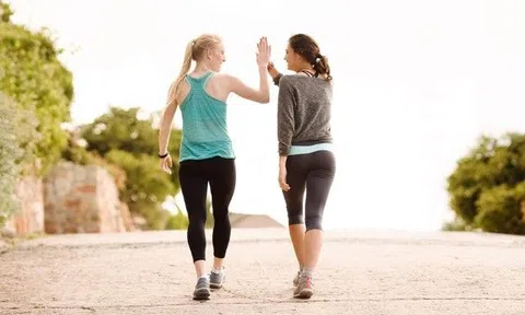 Đi bộ 5km có thể đốt cháy calo như chạy 5km nếu bạn làm được điều này, nhưng cái nào giúp giảm cân tốt hơn?