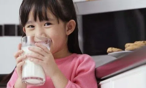 Uống nhiều sữa bò có bị dậy thì sớm không? Trẻ uống sữa bò, sữa đậu nành hay sữa nào thì tốt hơn?