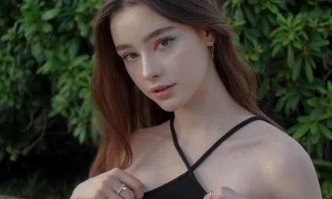"Búp bê Nga đẹp nhất thế giới" mặc gì cũng chỉ hở một mảng da thịt, đẹp quên lối về