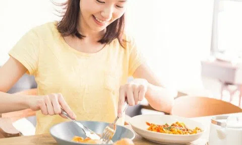 Miếng ăn đầu tiên đưa lên miệng trong bữa cơm quyết định bạn sẽ béo hay gầy, muốn bảo vệ dạ dày phải ăn như này