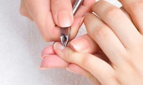 Từ câu chuyện cô gái 20 tuổi nhiễm HIV khi đi làm móng, chuyên gia chỉ điểm bất thường và cảnh báo điều cực nguy hiểm
