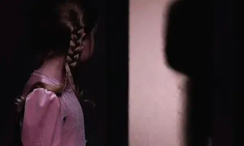 Con gái 5 tuổi thường nói có bóng người ngoài cửa sổ mỗi đêm, mẹ òa khóc khi biết được sự thật