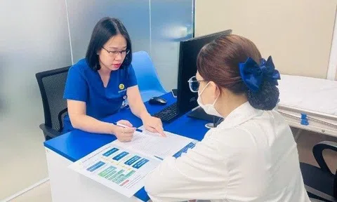 Cô gái ngứa điên đảo vùng nhạy cảm dù chung thủy với chồng và được mệnh danh "sạch sẽ nhất công ty"
