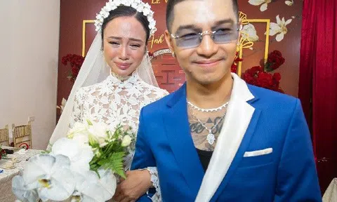 Khoác tay Cường Seven ra xe hoa, Vũ Ngọc Anh khóc sướt mướt, ôm chặt mẹ ruột không rời