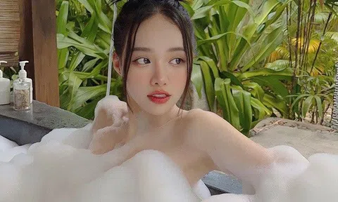 Teen girl Đồng Tháp đẹp như tiên nữ, che dáng nuột bằng bọt xà phòng