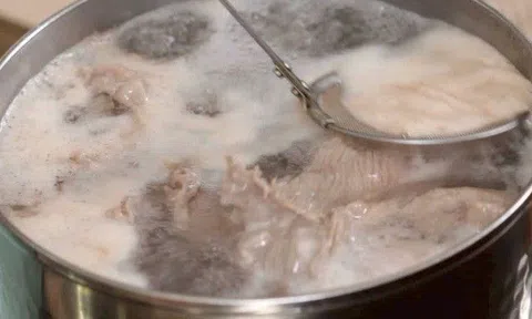 Bọt và dầu loang trong nước canh xương, luộc thịt là cốt hay cặn? Chuyên gia chỉ rõ lúc nào bỏ thì tốt, lúc nào thì hại