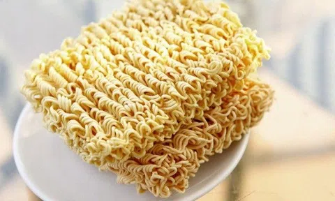 Trẻ con ăn mỳ tôm sống có hại không? Ăn nhiều mỳ tôm có bị ung thư như lời đồn?