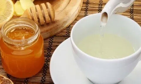 Uống nước pha mật ong có tốt hơn nước lọc khi thức dậy? Đáp án của chuyên gia khiến nhiều người thay đổi thói quen
