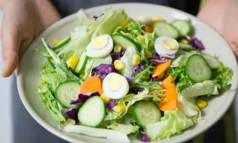 Người đàn ông ăn nhạt ngày 3 bữa, không rượu bia vẫn viêm loét dạ dày vì một loại đồ uống có tính axit cao