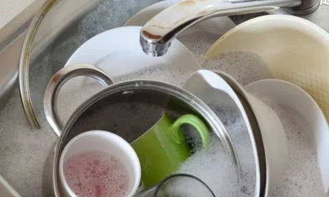 2 sai lầm khi rửa bát khiến vi khuẩn tăng vọt 480.000 lần, sai một bước bát đĩa bẩn hơn cả chất thải