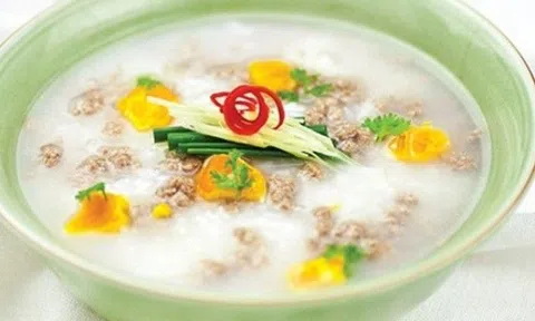 Cách nhiều phụ huynh bảo quản cháo cho con tưởng tốt, bác sĩ cảnh báo vừa mất chất lại dễ gây nguy hiểm