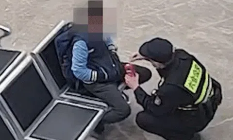 Đứa trẻ một mình ra nghĩa trang giữa đêm, khi bị phát hiện liền nói 1 câu khiến ai cũng nghẹn ngào