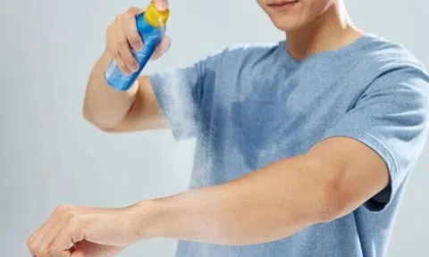 Vô tình xịt kem chống nắng lên mặt, chàng trai 20 tuổi đi khám thấy phổi trắng xóa