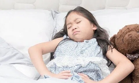 Con gái 11 tuổi đã dậy thì, mẹ cần chuẩn bị cho con thế nào khi trẻ có "đèn đỏ" lúc ở trường?