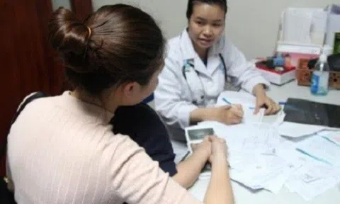 Con dậy thì sớm, bố đổ lỗi do mẹ nhưng chuyên gia chỉ ra 4 yếu tố này mới là "thủ phạm"