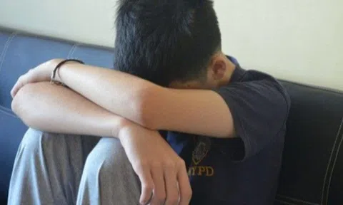 Nghe tiếng rên nhẹ khi đi qua phòng con trai, mẹ làm một điều khiến nam sinh "cấm khẩu" suốt một tháng