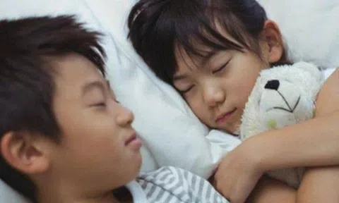 Bé trai Hà Nội đang tuổi dậy thì bỗng muốn làm con gái, nguyên nhân bất ngờ từ chính bố mẹ