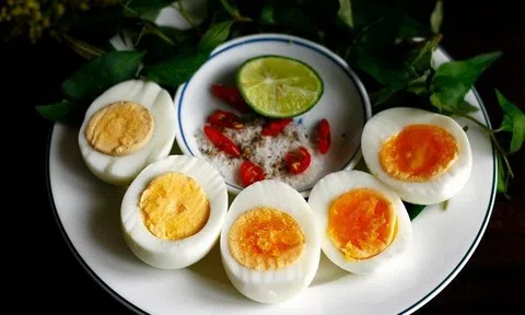 Ăn trứng luộc thường xuyên là bổ gan hay hại gan? Nhiều người không biết điều này nên trứng thành “độc dược”