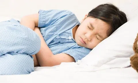 Đi học về, bé gái 6 tuổi vào toilet ngồi khóc, mẹ nghi con bị xâm hại nào ngờ gặp tình cảnh oái oăm này