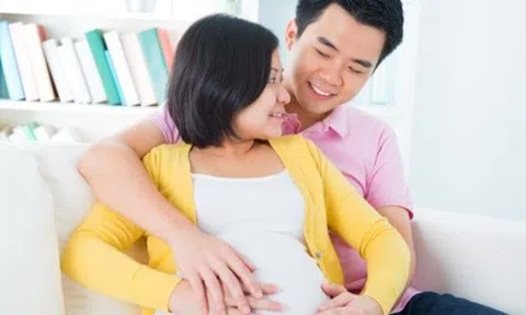 Vợ bỗng ham chuyện chăn gối hơn từ khi có bầu, phải làm sao khi chồng lại cố tránh?