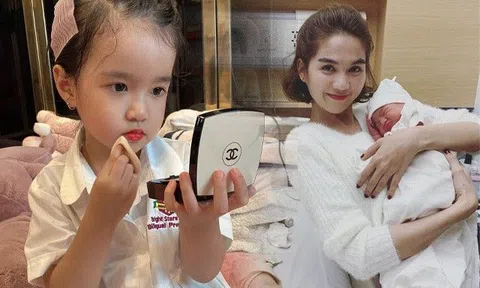 Bé gái họ Tiêu có nhan sắc như "bản sao" Ngọc Trinh, 3 tuổi đã biết làm điệu, tự trang điểm đi học