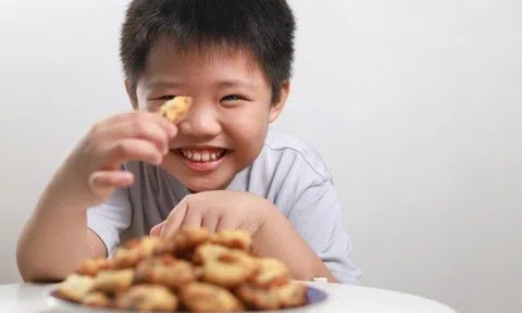 Ăn nhiều bánh kẹo có làm trẻ dậy thì sớm? Bác sĩ chỉ điểm “tử huyệt” phía sau bố mẹ nào cũng phải biết
