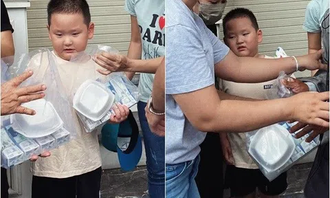 Con trai Trà My Idol phát quà từ thiện cho bà con Rằm tháng 7, biểu cảm hài hước dân tình “thấy thương”