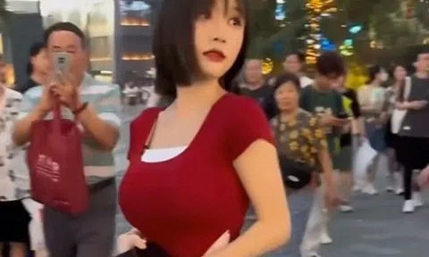 Mặc váy trễ nải, hot girl khéo xử lý sự cố tụt váy giữa hàng chục ống kính máy quay