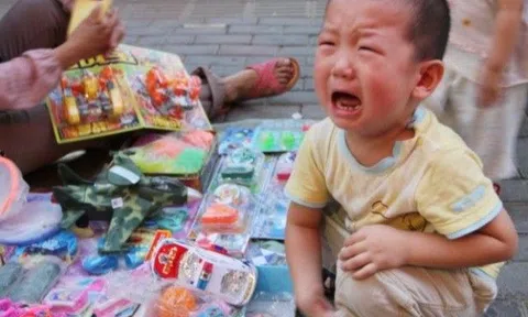 Con vòi vĩnh mua đồ, đừng nói "Mẹ không có tiền, nhà mình nghèo lắm", hãy học ông bố thông minh này