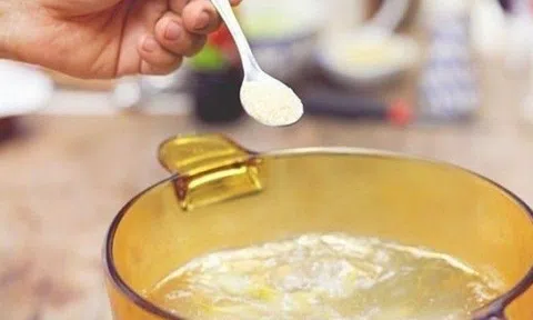 Người Việt ăn mặn gấp đôi khuyến cáo, chuyên gia chỉ cách giảm muối “ngược đời” bằng loại gia vị ai cũng nghĩ độc hại