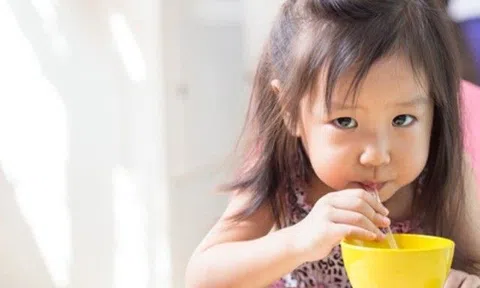 Tại sao uống nước ép trái cây hàng ngày có thể khiến trẻ ngừng tăng chiều cao, cha mẹ đừng dại mắc sai lầm
