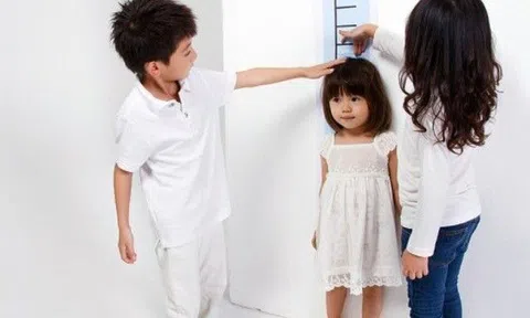 Sau nghỉ hè, nhiều mẹ “giật mình” khi con thấp còi hơn bạn, bác sĩ tiết lộ 4 cách “kích” chiều cao hiệu quả