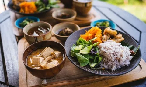 Chỉ ăn 3 quả trứng/tuần, ăn thịt tối đa 5 lần/tháng: 7 quy tắc trong bữa cơm của những người sống thọ nhất thế giới