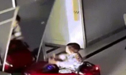 Ô tô đồ chơi đâm vào chiếc gương dựng góc nhà, cậu bé thoát nạn nhờ hành động cực thông minh