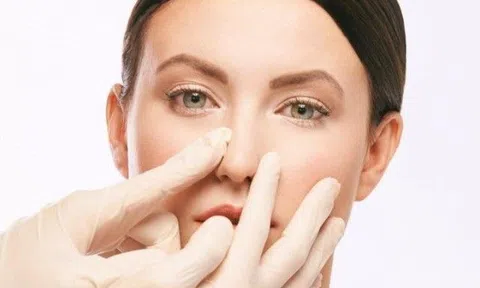 Nhờ bác sĩ phát hiện dấu hiệu lạ trên mũi, người phụ nữ thoát khỏi đột tử, 5 dấu hiệu tuyệt đối không bỏ qua kẻo mất mạng