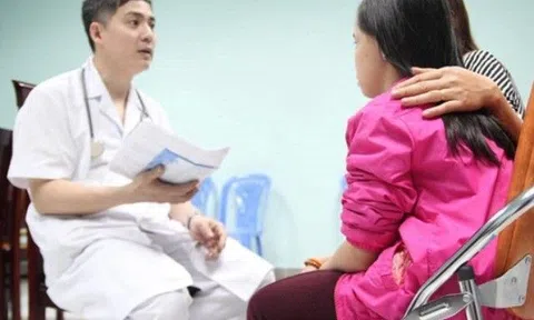 Bé gái 8 tuổi đã to ngực có phải sắp dậy thì? Tiêm thuốc ức chế dậy thì sớm cho trẻ có tác dụng phụ gì?