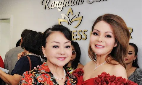 Danh ca Hương Lan chúc mừng Hoa hậu Thanh Mai lên chức bà chủ