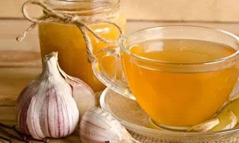 Tỏi đừng chỉ đem xào hay pha nước chấm, ngâm với thứ này làm được món đồ uống giải độc, giảm viêm tốt bất ngờ