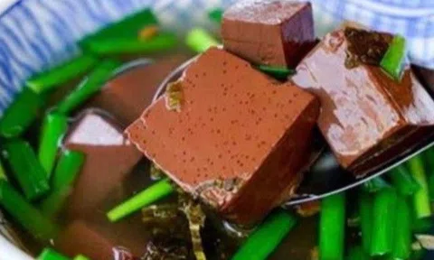 Cho trẻ ăn tiết có bổ máu không? Tôi hay đánh tiết canh, sao con ăn nhiều mặt vẫn xanh như tàu lá?