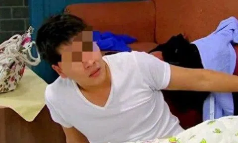 Thắc mắc sao đêm nay chồng “khỏe” quá, người phụ nữ tái mặt khi bật đèn lên