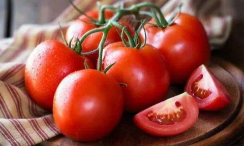 Cơ thể sẽ ra sao khi bạn ăn một quả cà chua mỗi ngày? Tác dụng bất ngờ cho phụ nữ nhưng ít ai biết