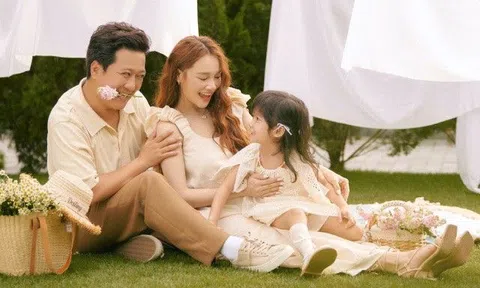 Nhã Phương khoe ảnh chính diện tuổi lên 4 của bé Destiny, "bế" bụng bầu sắp đẻ mừng 5 năm cưới Trường Giang