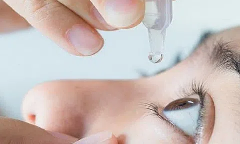 Cô gái trẻ loét giác mạc vì sai lầm khi chữa đau mắt đỏ, lan truyền mẹo nhỏ nước tiểu vào mắt chữa bệnh