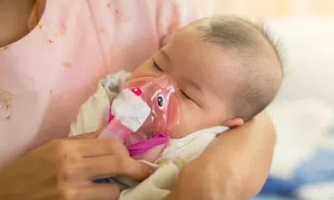 Bé trai 1 tháng tuổi tím tái, ngưng thở nhiều lần do nhiễm virus lây lan nhanh không kém COVID-19