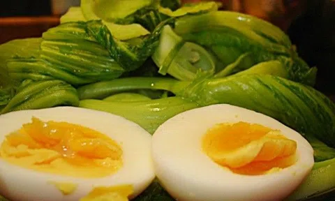 Rau này giàu canxi hơn cá, nhiều vitamin C hơn cam nhưng nhiều người lại thích ăn kiểu “rước độc vào người”