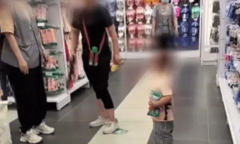 Con trai làm đổ hàng hoá của siêu thị, cách hành xử của người mẹ khiến dân tình nóng mặt